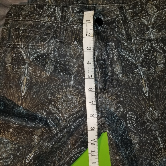 Joe's Skinny Jean with an intricate design - Picture 3 of 8